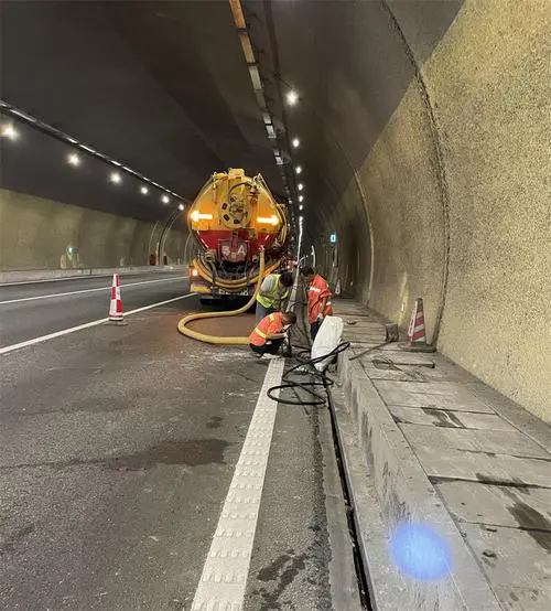 秦都隧道排水渠清淤